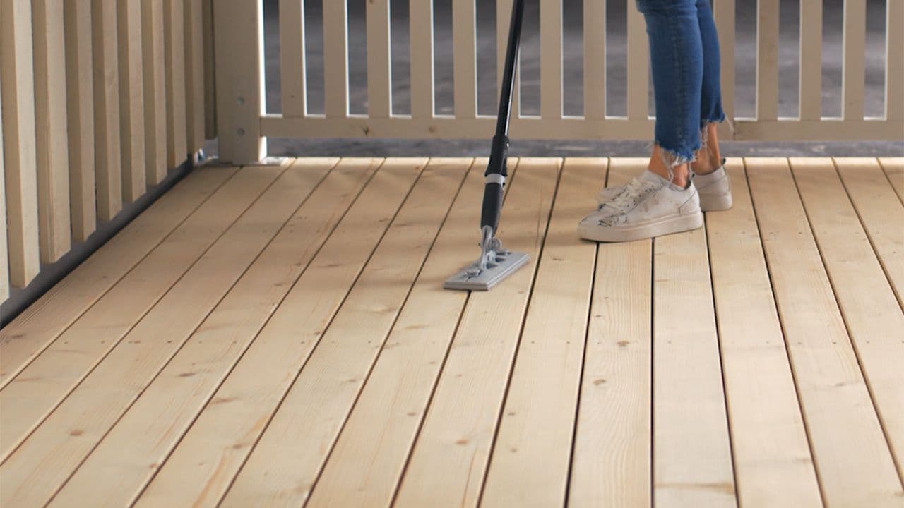 Nærbilde av EasyPad som brukes til å beise terrasse.