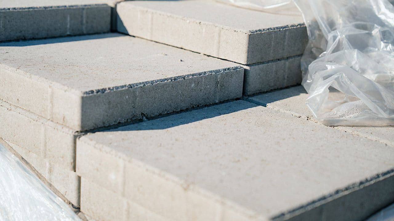 Nærbilde av grå store heller som er stablet.