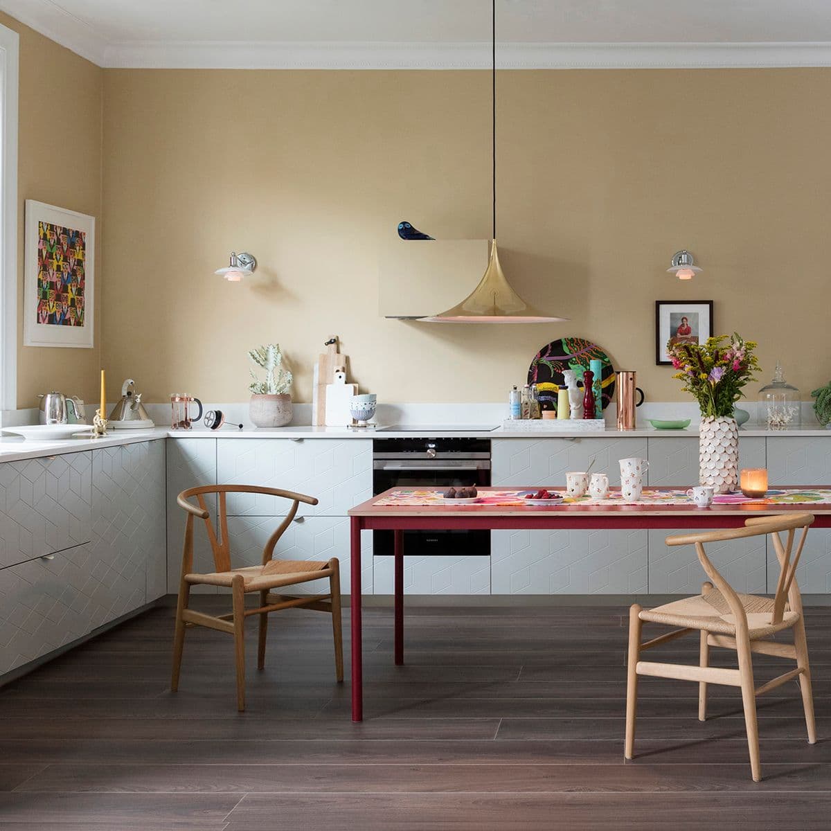 Mørkt gulv i kjøkken.