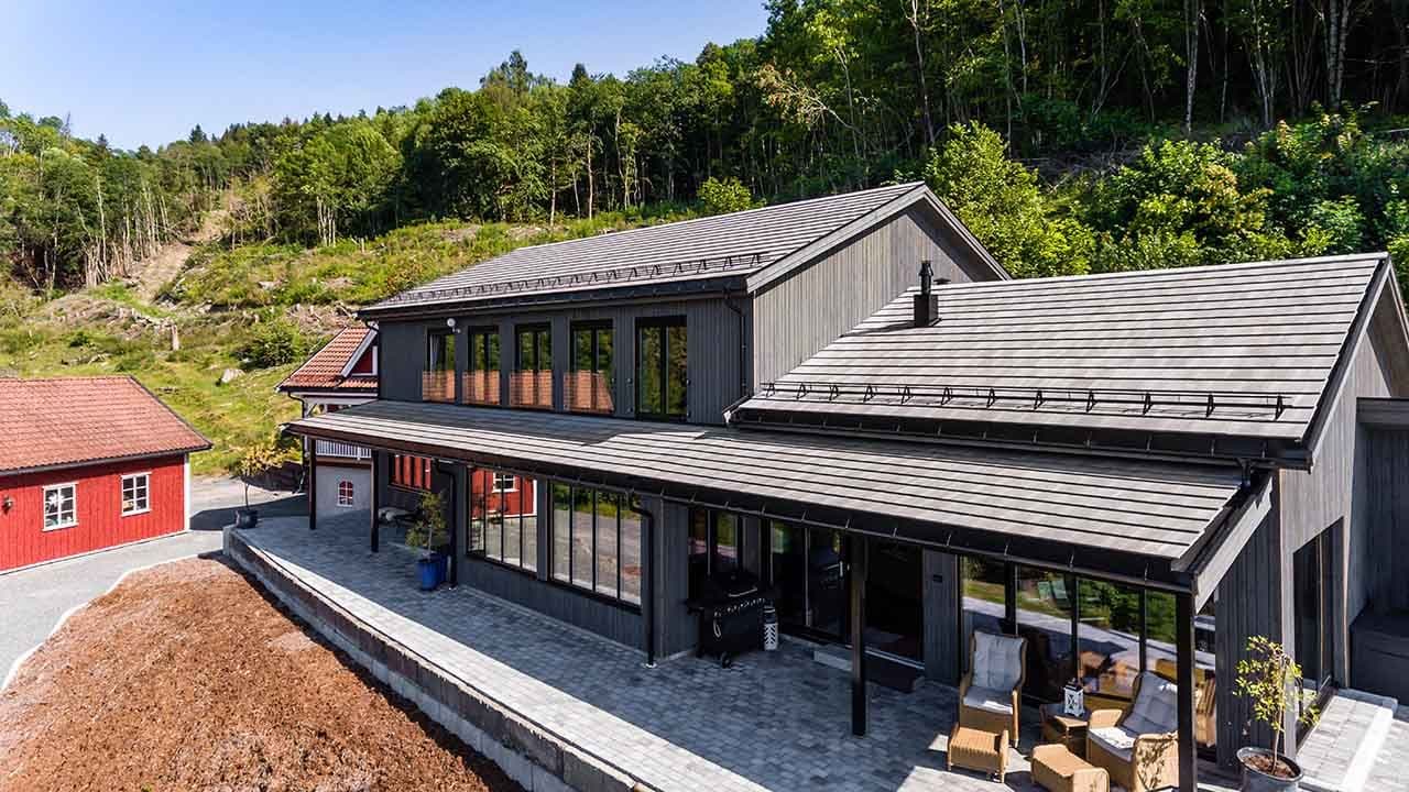 Hus med flat takstein.