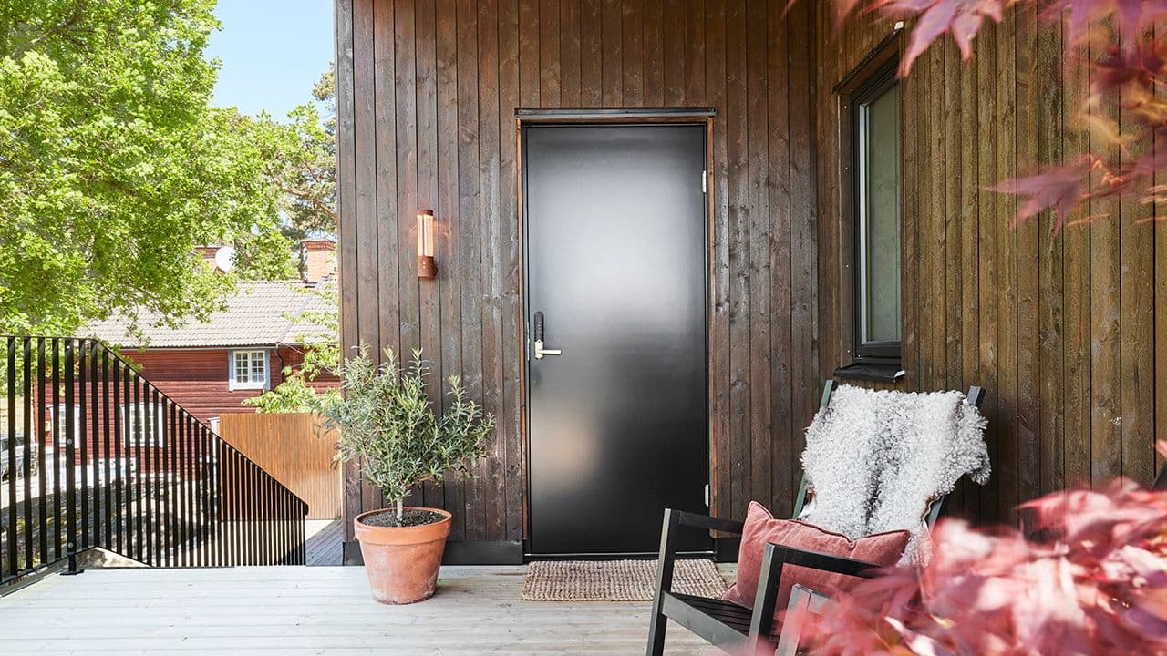 Brunbeiset hus sort ytterdør for ytterdør inspirasjon.