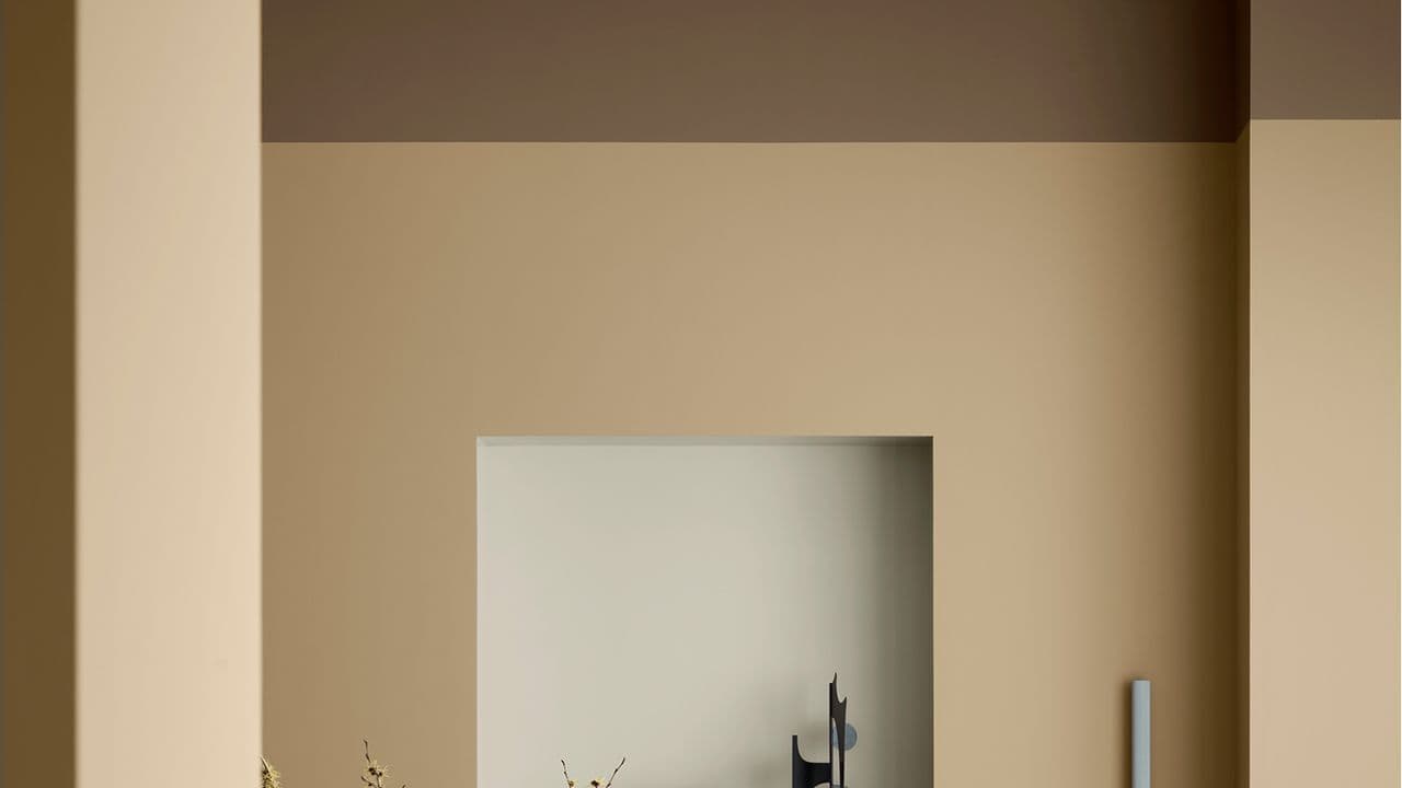 Vegg malt i 1632 Rock Sugar og 12075 Soothing Beige og tak malt med den brune fargen 12291 Soft Brown fra Jotuns nye fargekart CANVAS.