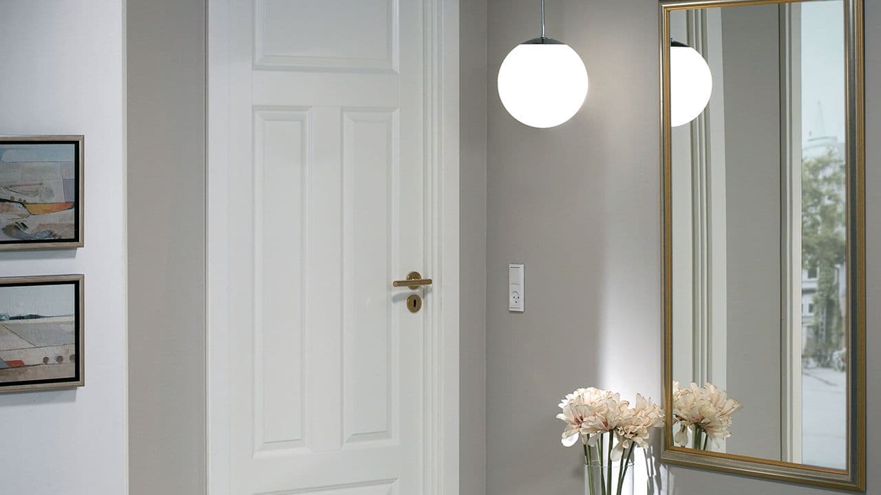 Grå gang med støyreduserende dør i hvit.