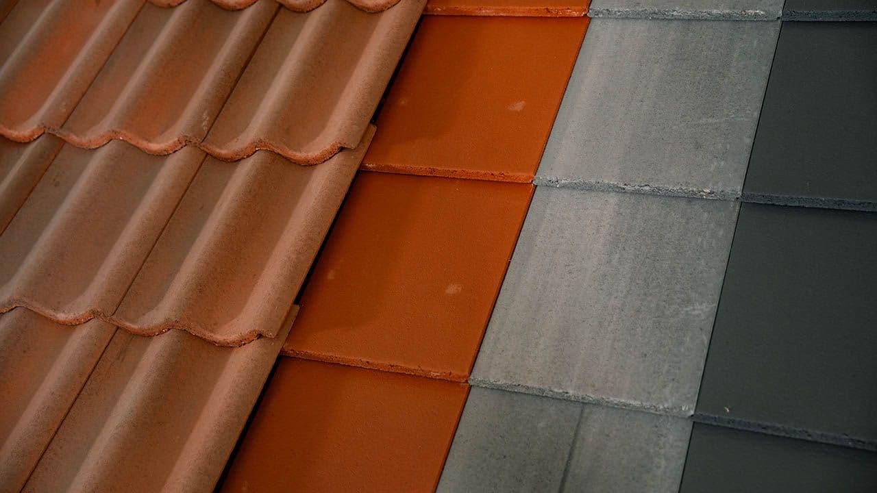 Nærbilde av krummet takstein og flat takstein.