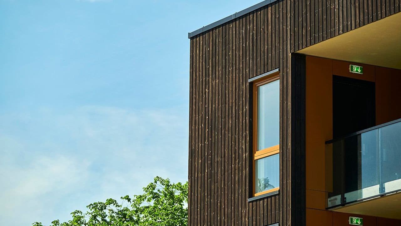 Boligblokk med dobbelfalset kledning.