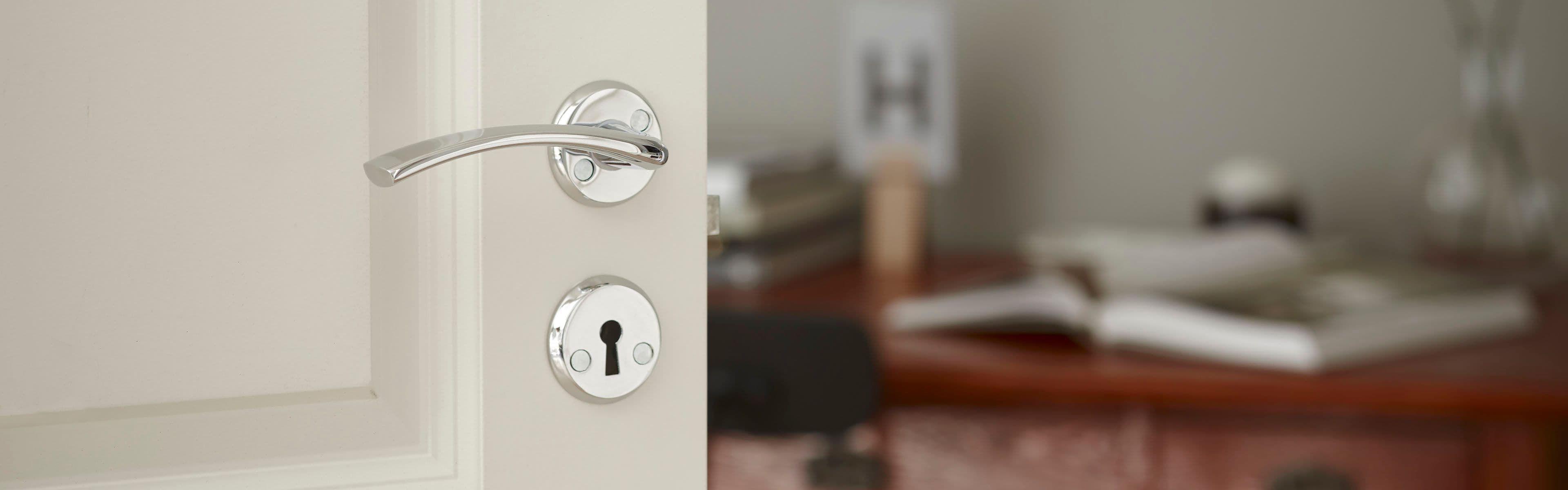 Hvit innerdør med dørhåndtak innerdør i krom.