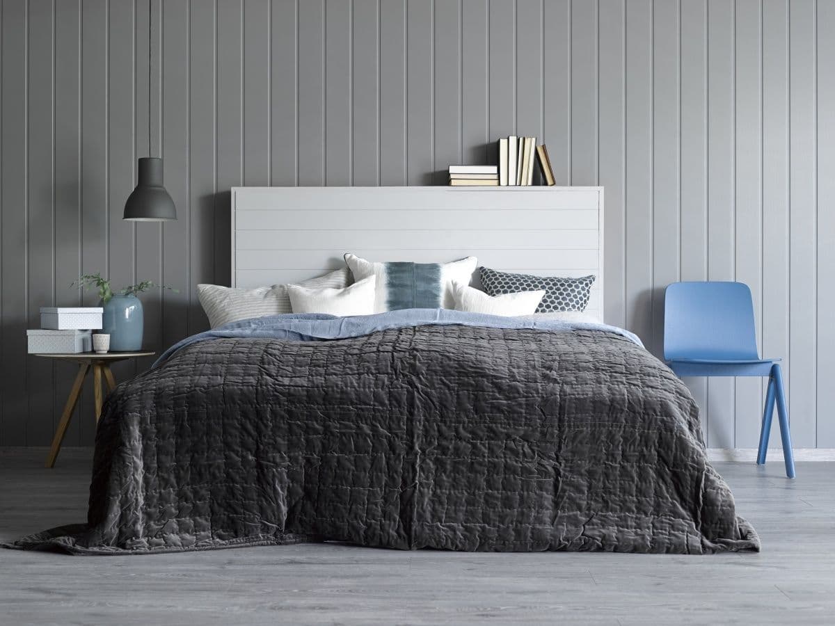 Soverom med Smartpanel på veggene. Stor dobbeltseng står midt i bildet.