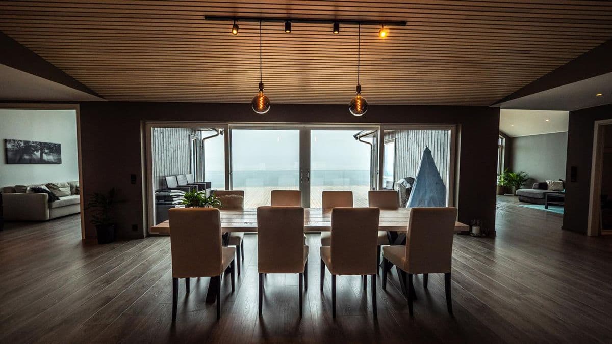 Spiler fra Combiwood Barkevik brukt i tak i spisestue.