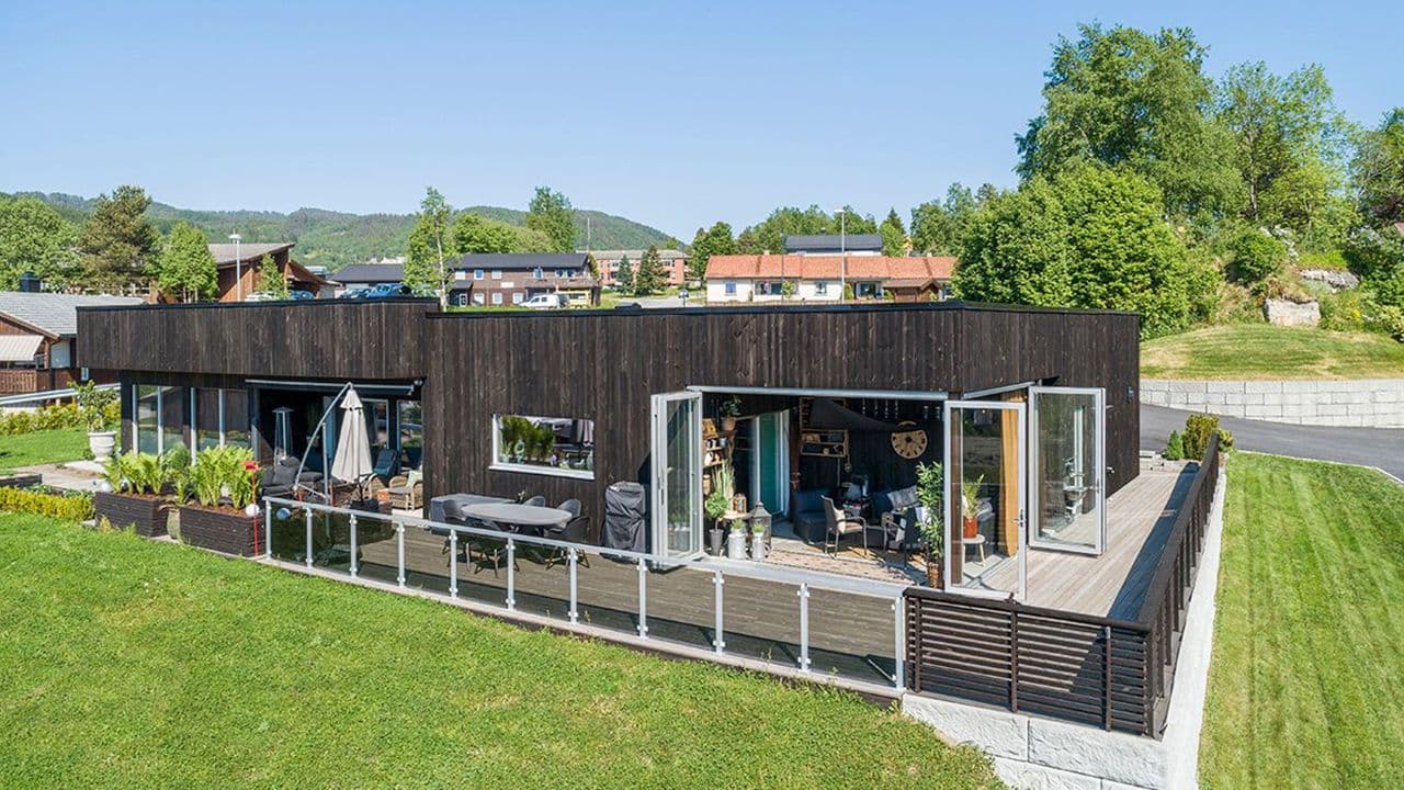 Moderne funkisbolig med stående, vedlikeholdsvennlig kledning.