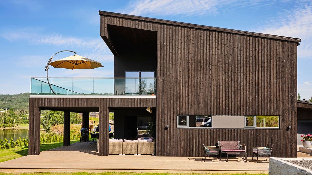 Funkishus med Concise kledning i setersvart.