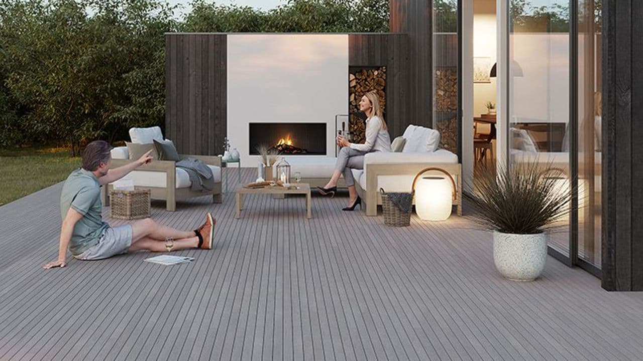 To personer på platting med utepeis.