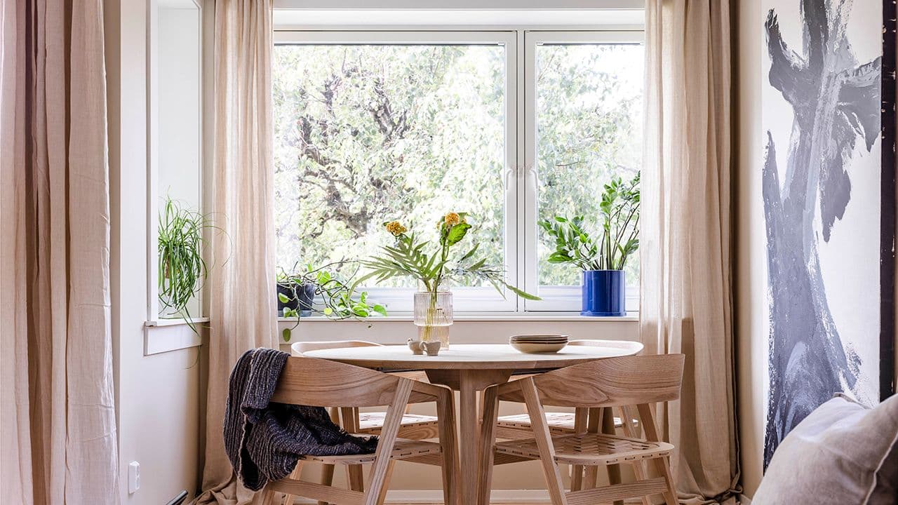 Spisestue med skandinavisk interiør og vinduer med 3-lags glass.