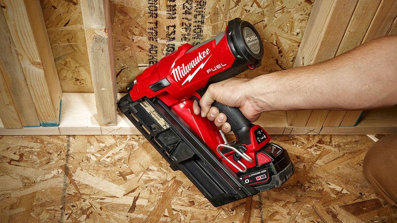 Nærbilde av Milwaukee M18 FUEL™ 34° spikerpistol.