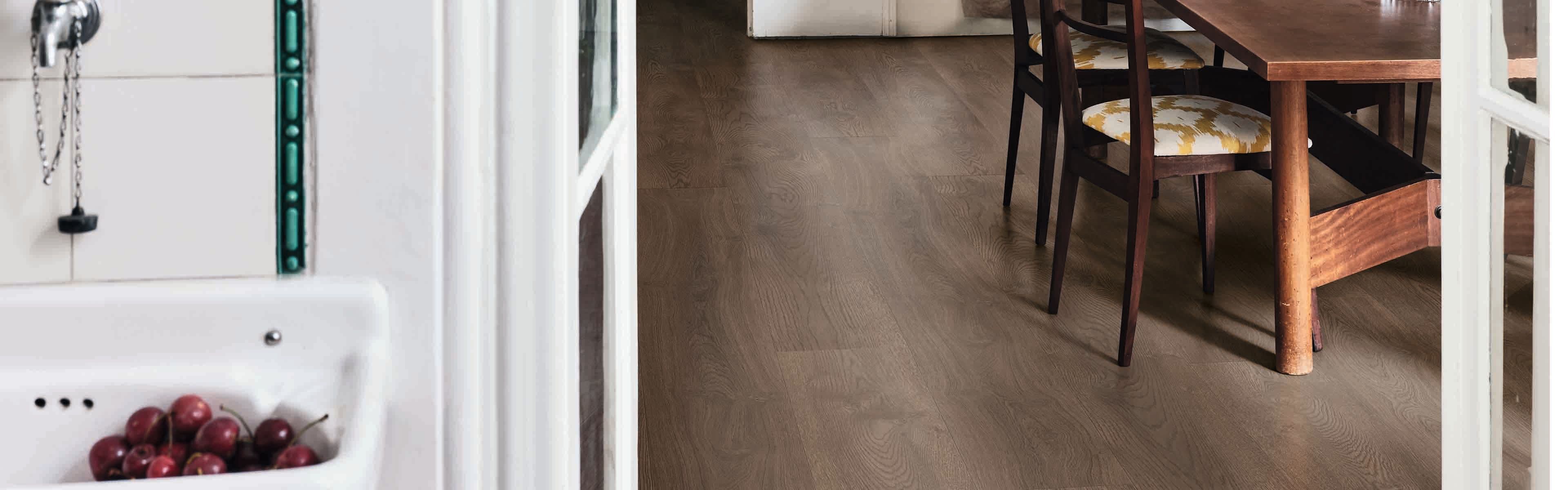 Mørkt gulv i spisestue med tremøbler og palmetapet