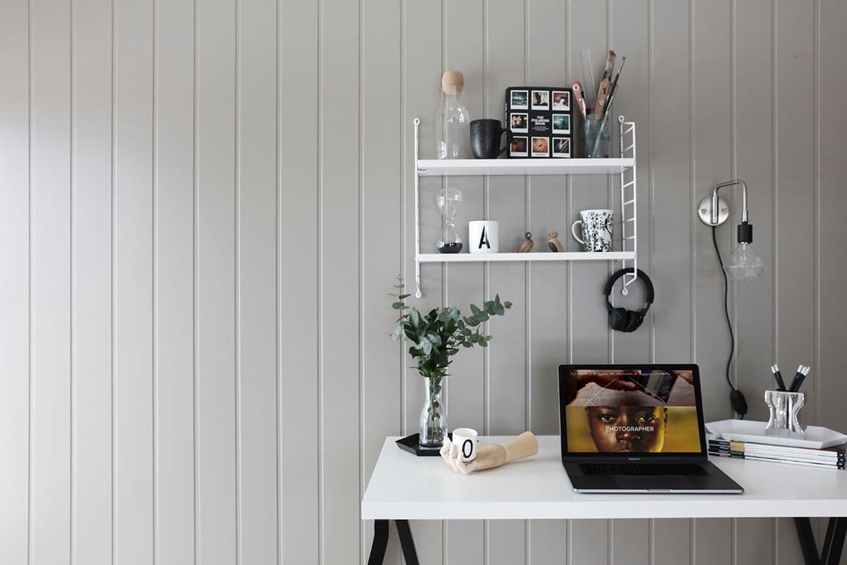 Huntonit Basic wall veggplate i skyggeprofil og fargen Earth.