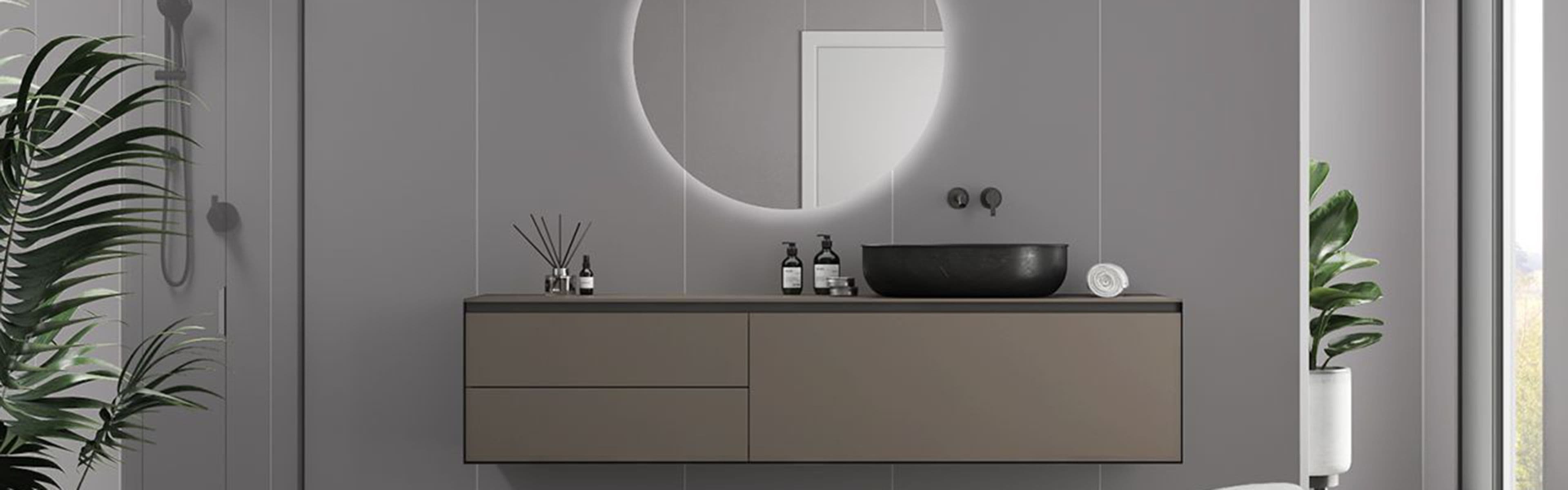 Baderomsplater med grå plater med flismønster.