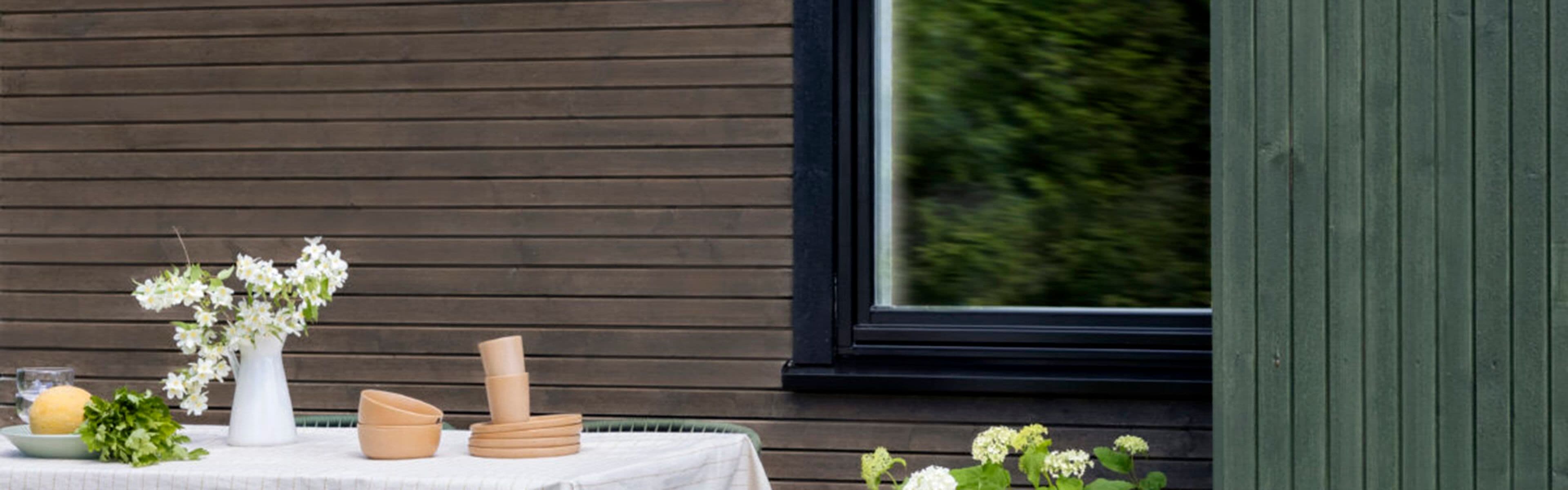 Hus malt med utebeis fra Tyrilin i fargen 1221 Lodalskåpa.