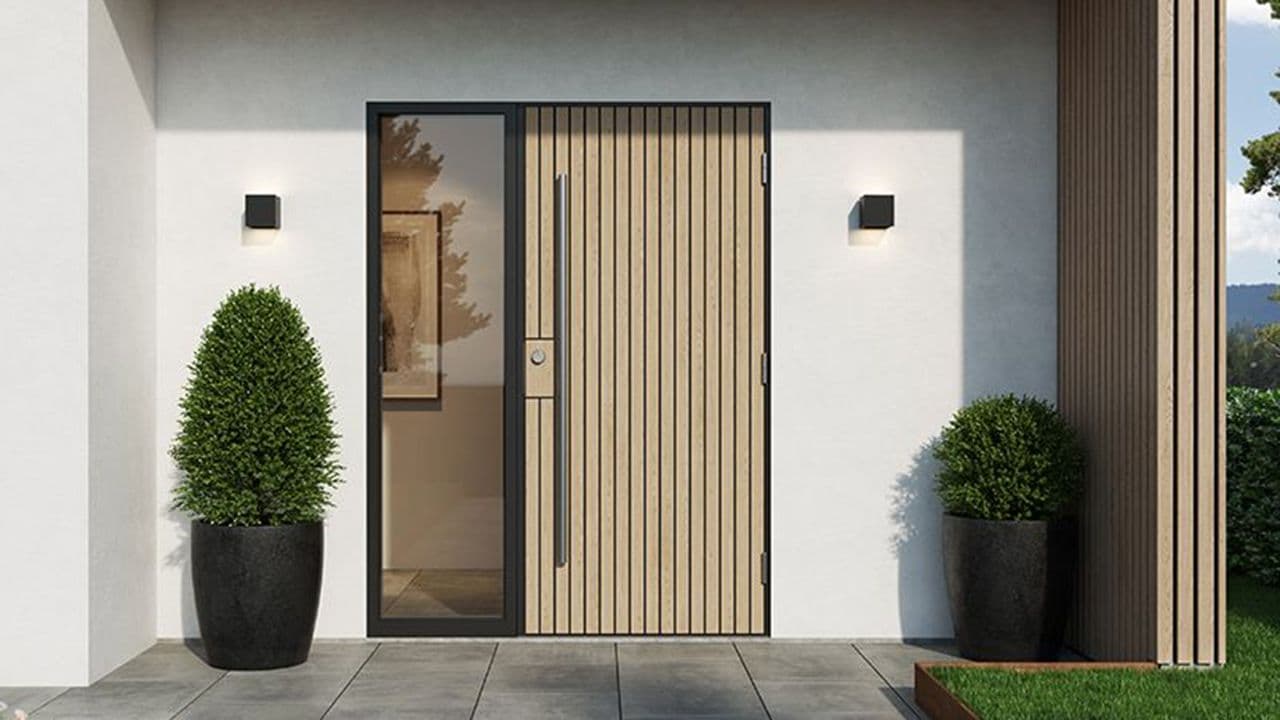 Moderne hvitt murhus med naturfarget lektet ytterdør med sidefelt.