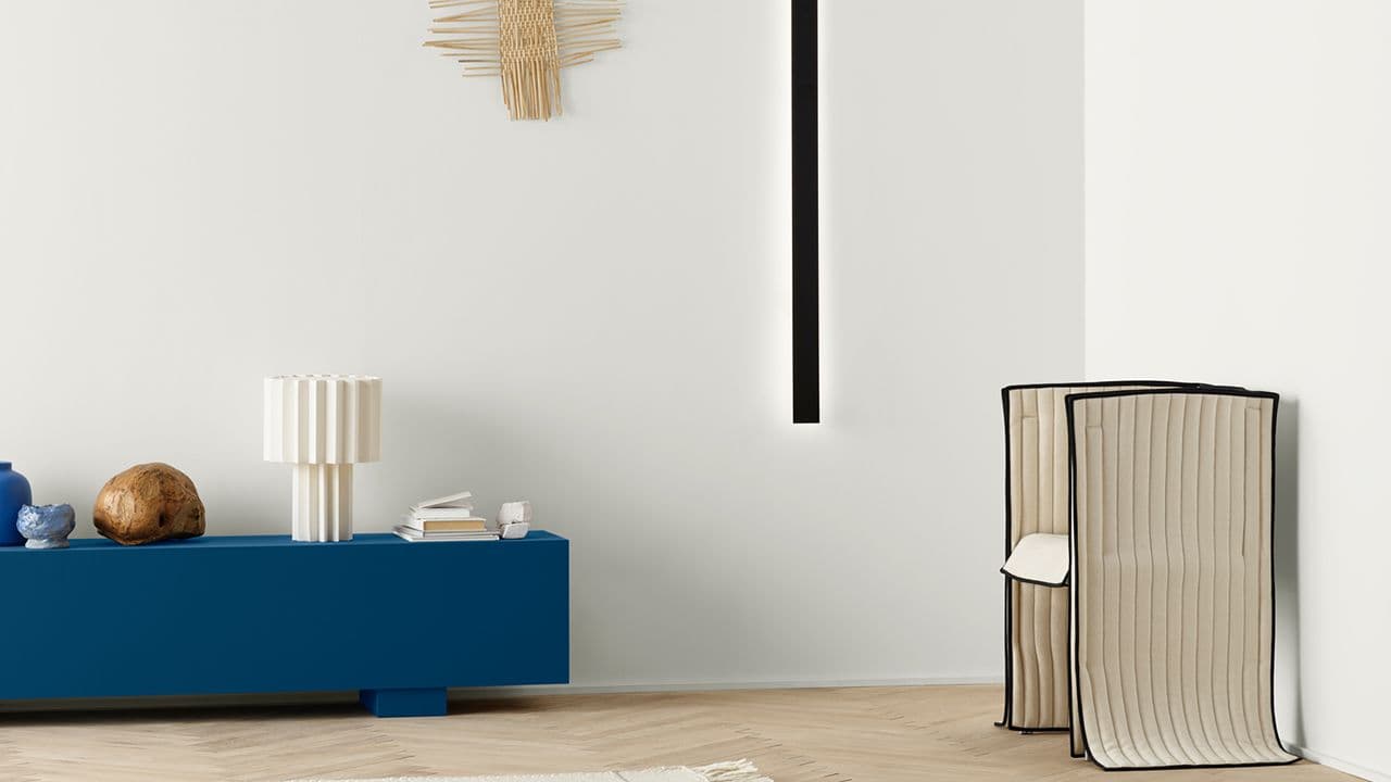 Hvit stue med skjenk malt i 4947 True Blue fra Jotun.