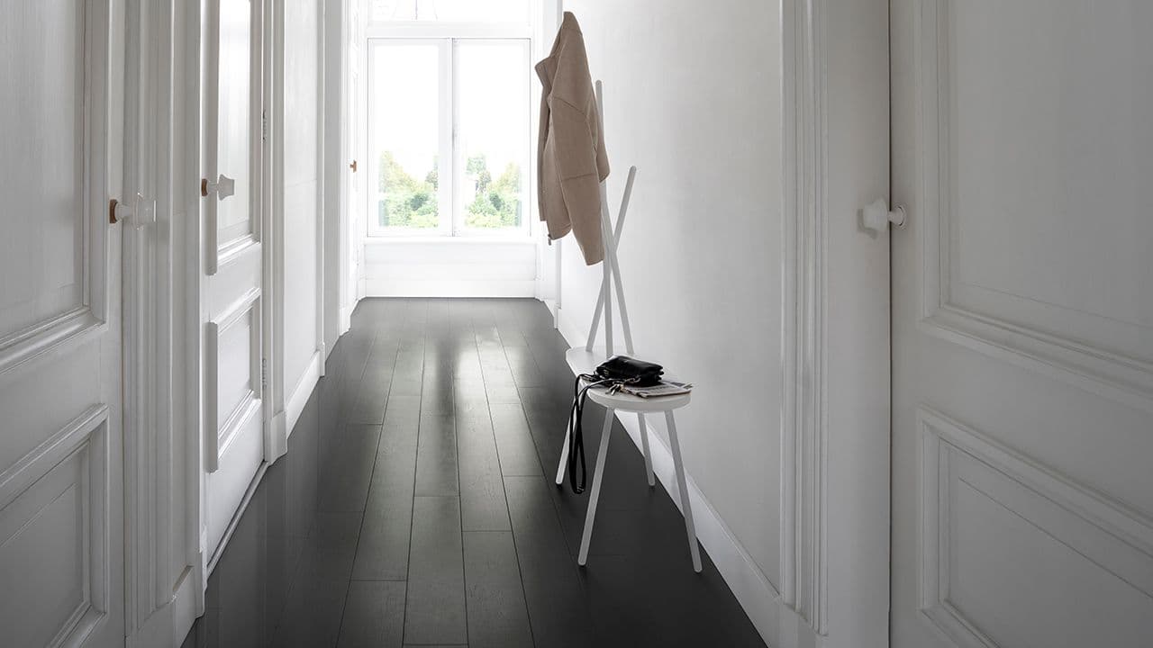 Gang som er malt med sort gulvmaling.