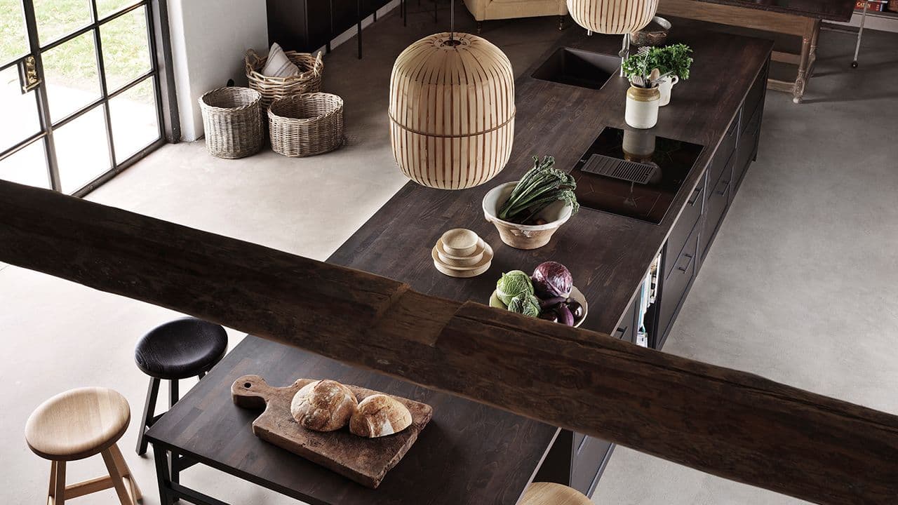 Mørk eik benkeplate på kjøkkenøy.
