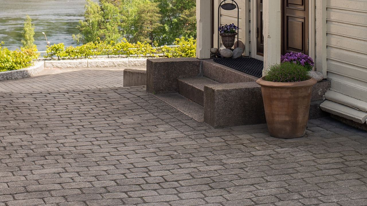 Aaltvedt belegningsstein utenfor inngangsparti til hus med steintrapp.