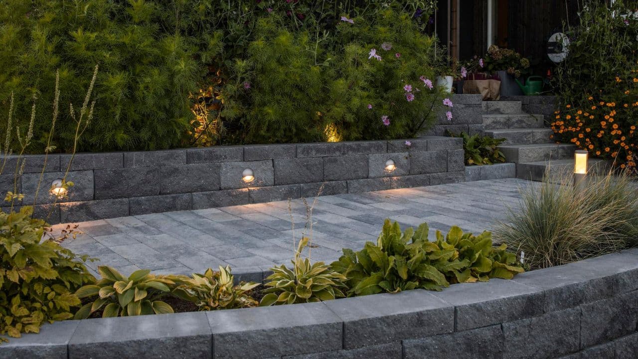 Lys i mur utendørs.