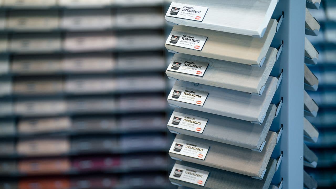 Gjøco terrassebeis-prøver i byggevarehus.