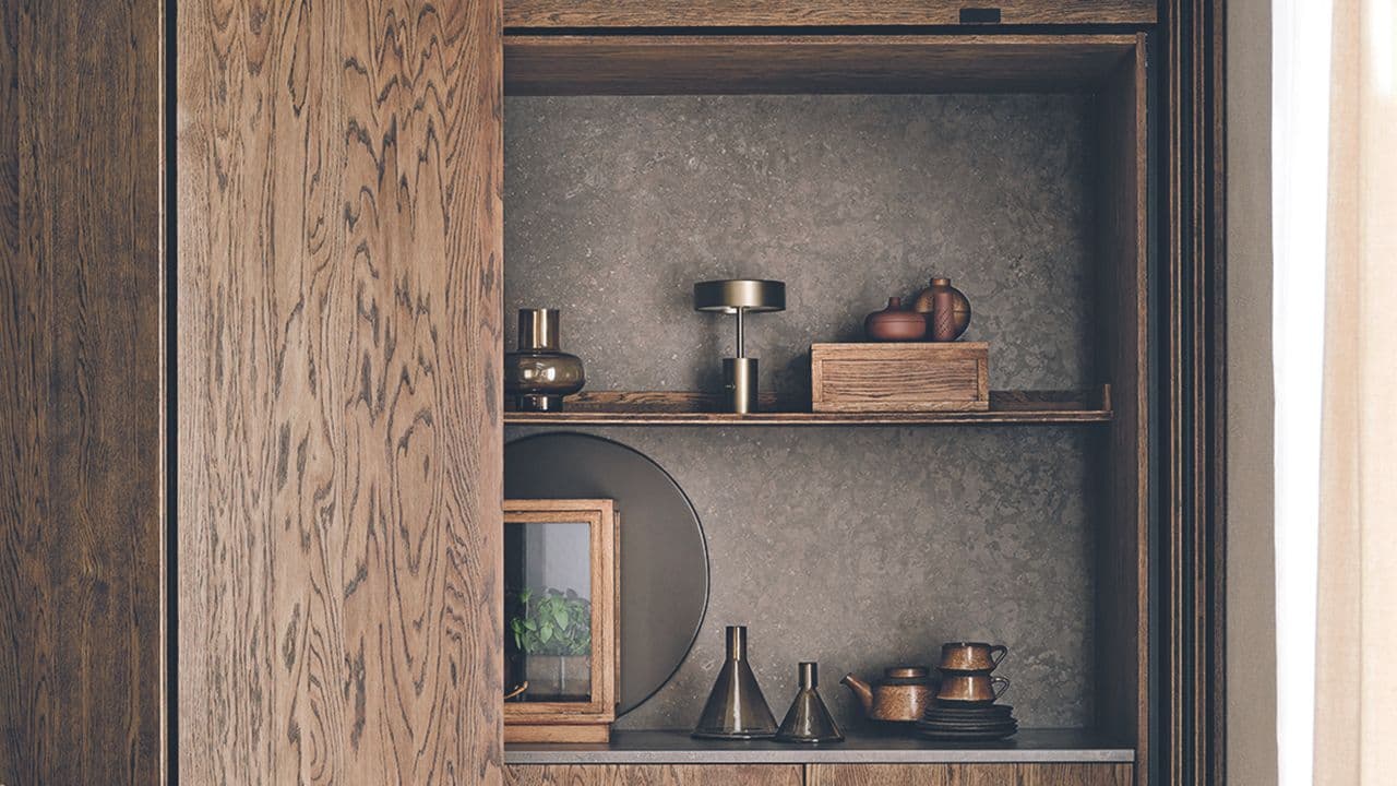 Kjøkken med såkalt pocketdør, en dør som kan gjemmes i sidene av skapet når åpent.