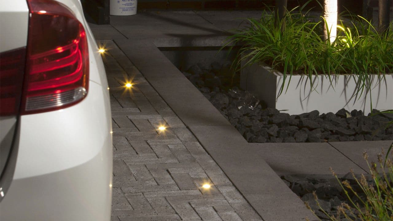 Innfelt utebleysning i belegningsstein uten garasje.