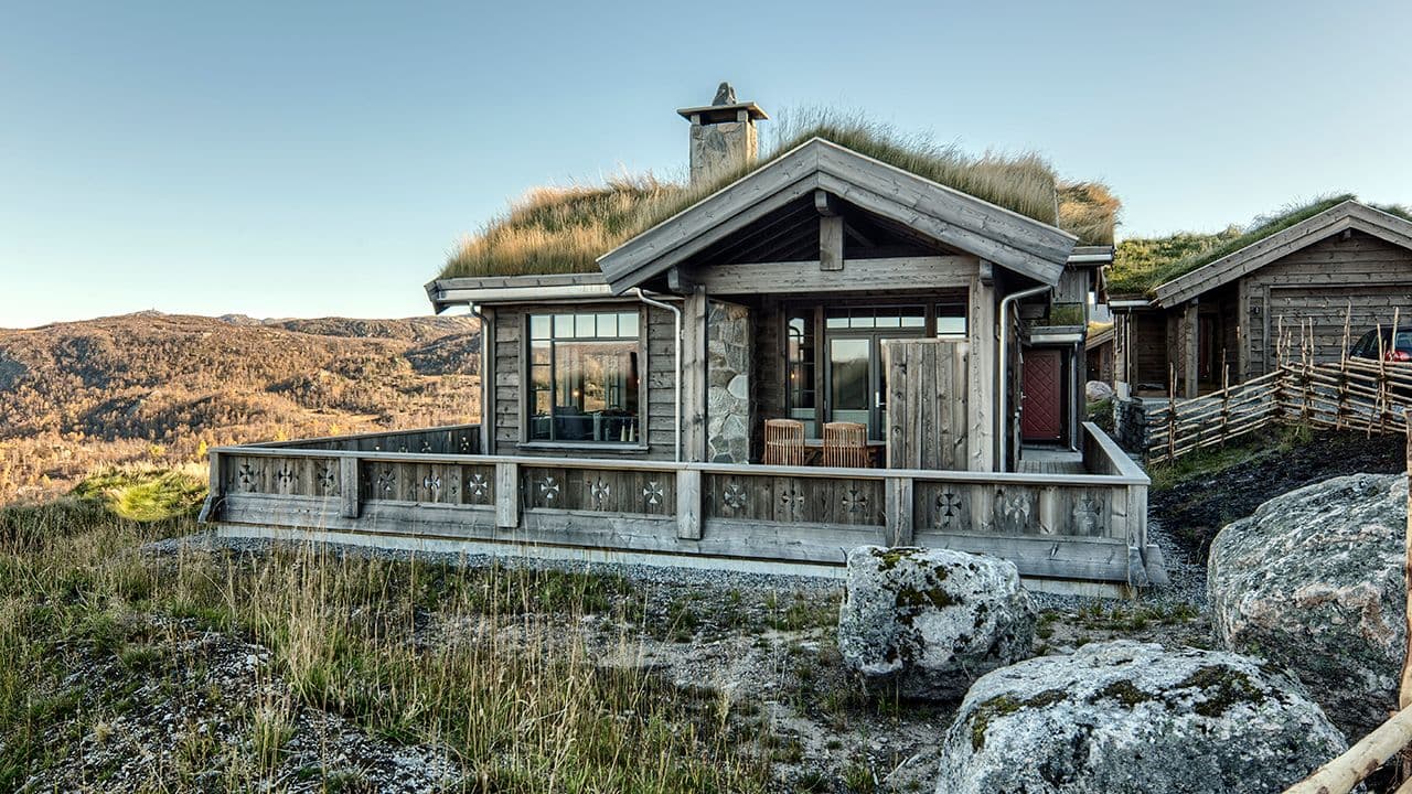 Hytte hvor det er skiftet vinduer til nye vinduer med sprosser.