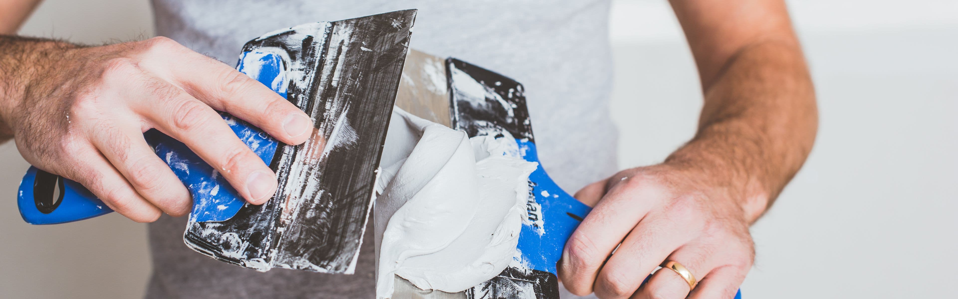 Mann står med to sparkelspader i hendene