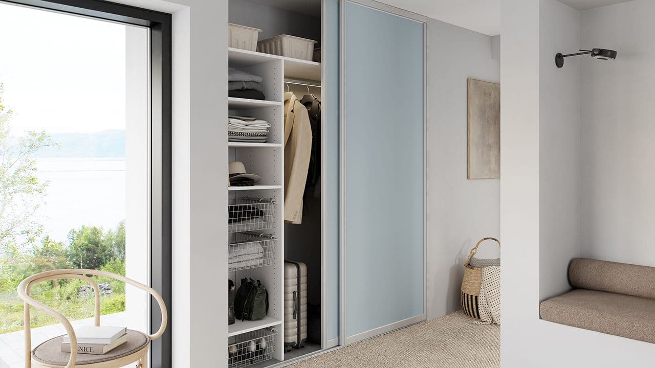 Langlo garderobe i entré med skyvedører i lys blå.