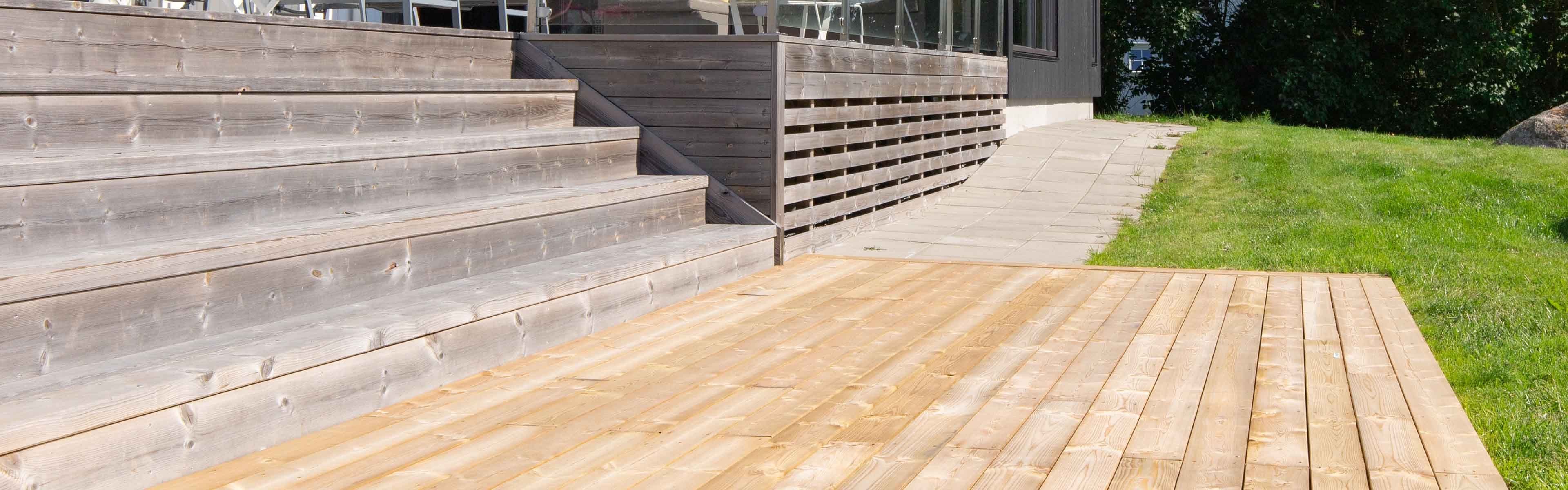 Trykkimpregnert terrasse hvor trappen er grånet og den ene delen er nylagt.