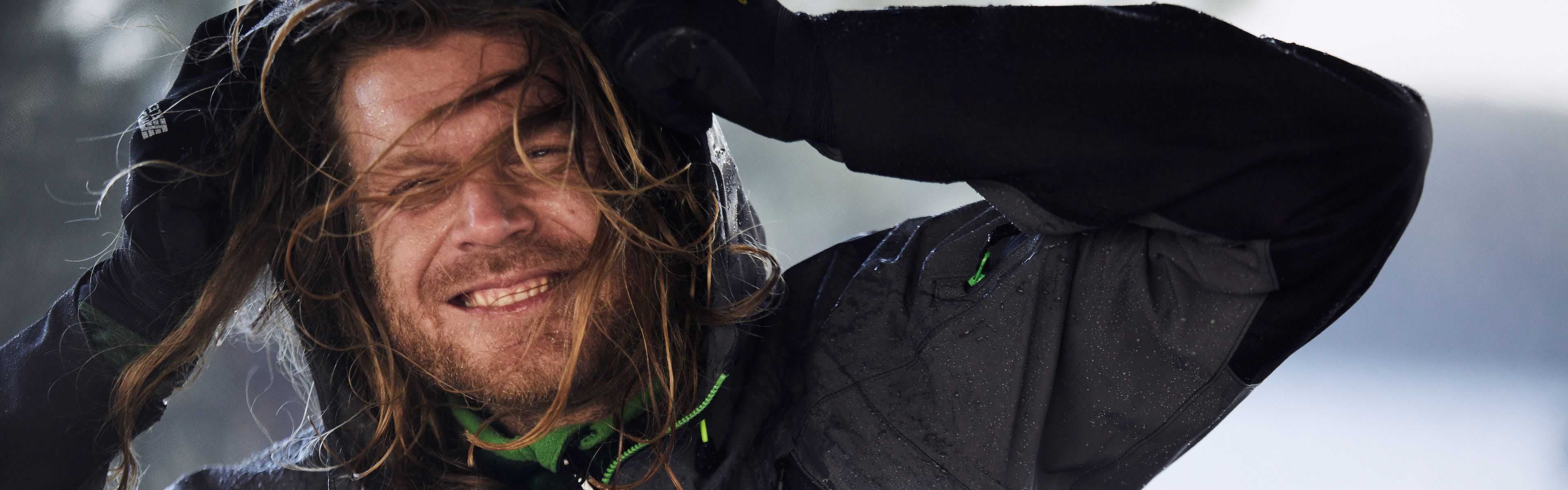 Mann med vannavstøtende jakke som arbeidstoy på vinteren.