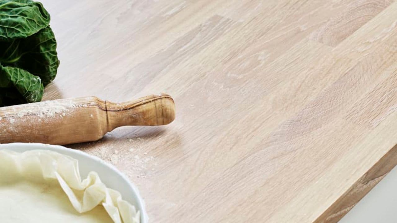 Eik benkeplate med kjevle og paiform på.