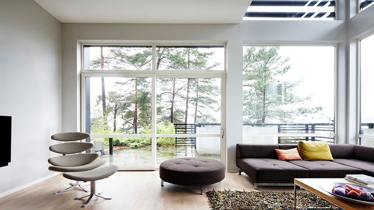 Moderne hus med store vindusflater.