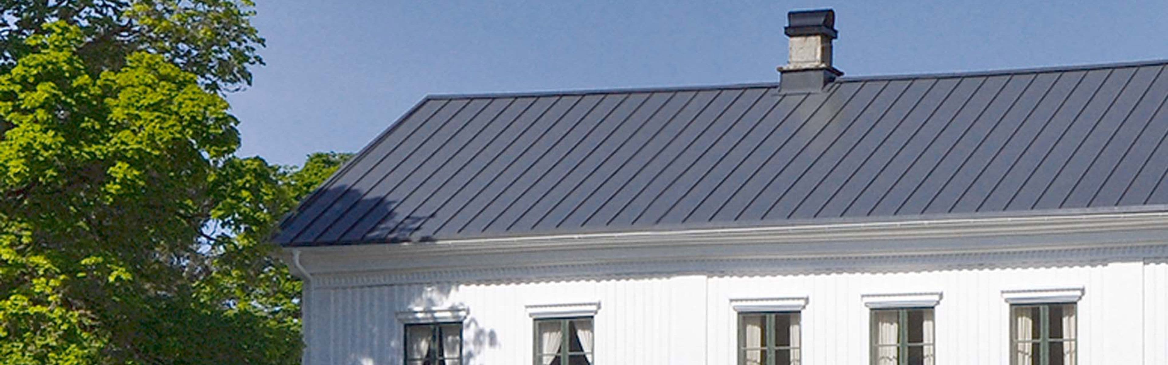 Hus med Galant takplater.