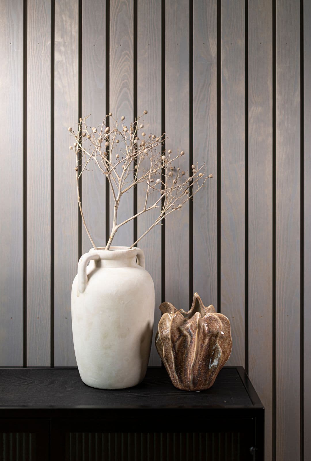 Interiørbilde av spilevegg stue med blå beis.