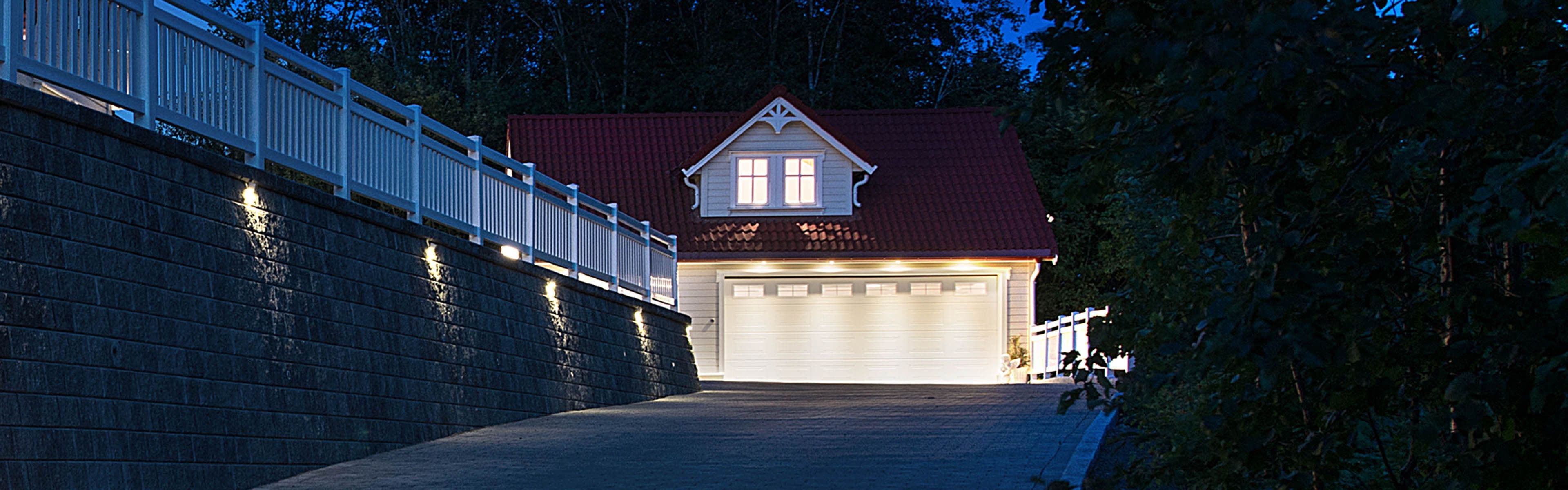 Garasje som er lyst opp med belysning til garasje.