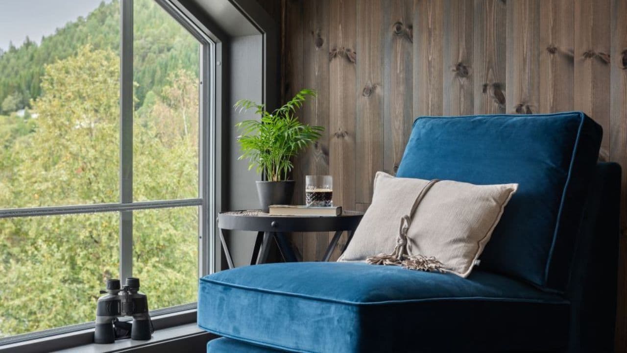 Beiset furupanel på moderne hytte.