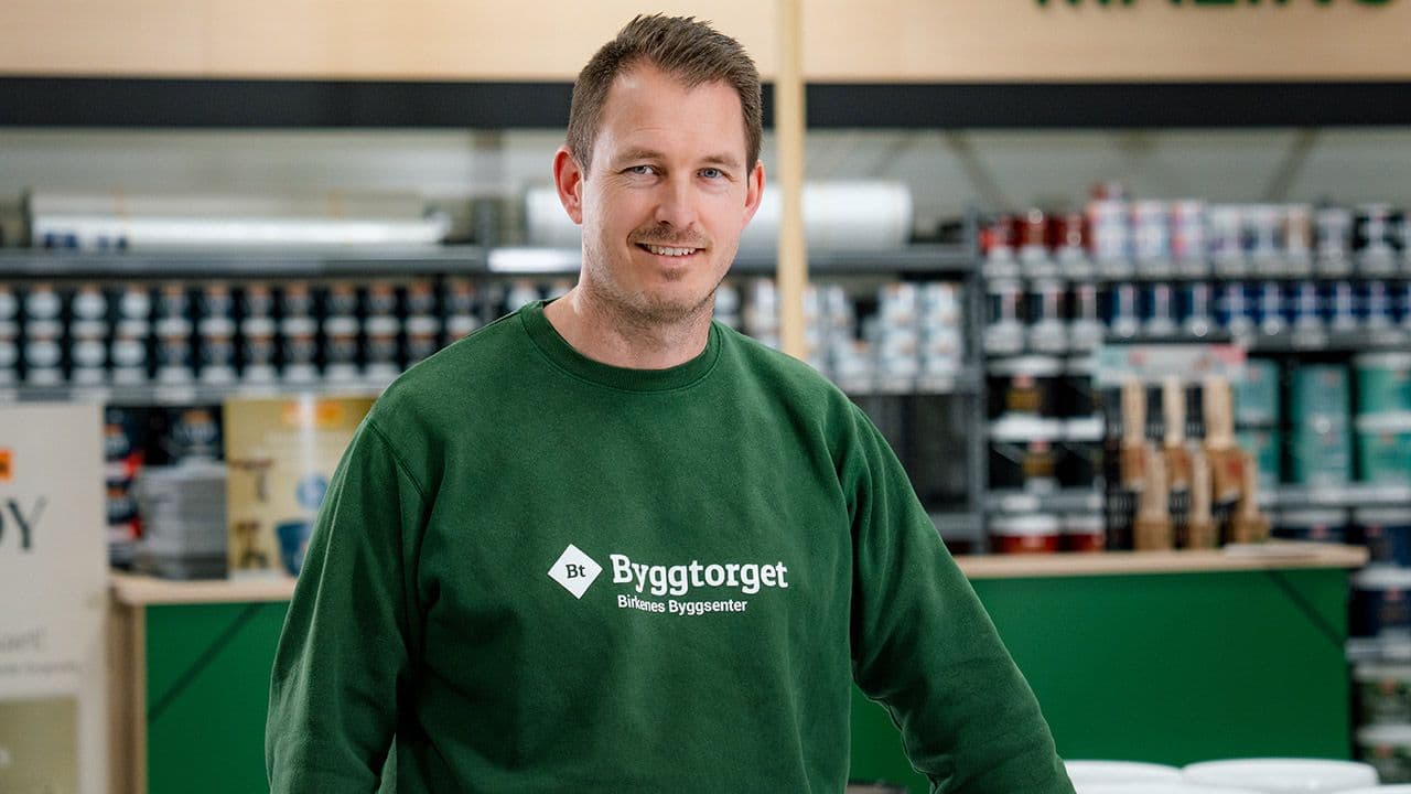 Mannlig Byggtorget-ansatt i byggevarehus.
