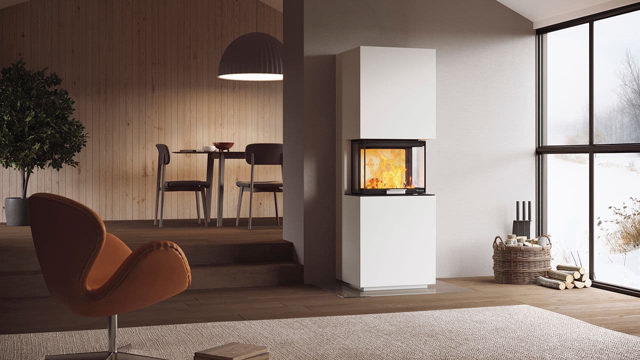 Høy peis malt i hvitt til hytte.