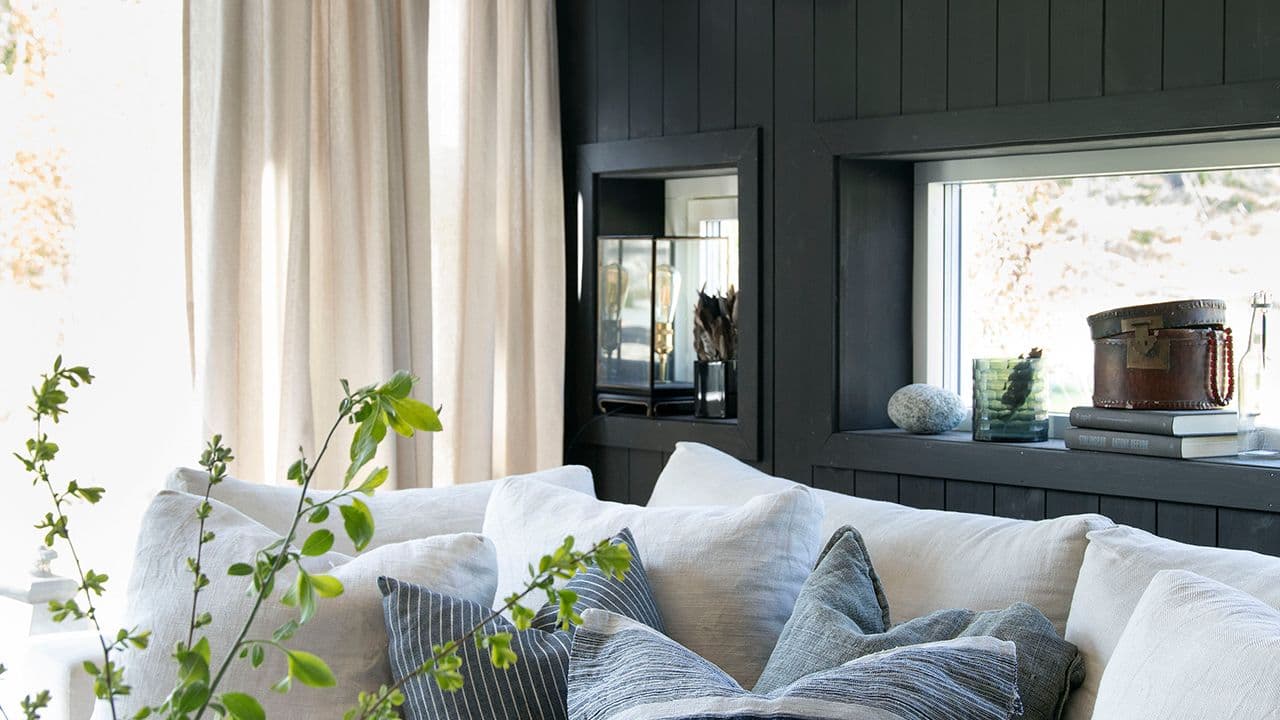 Ferdigmalte trepanel-vegger i sort på hytte.