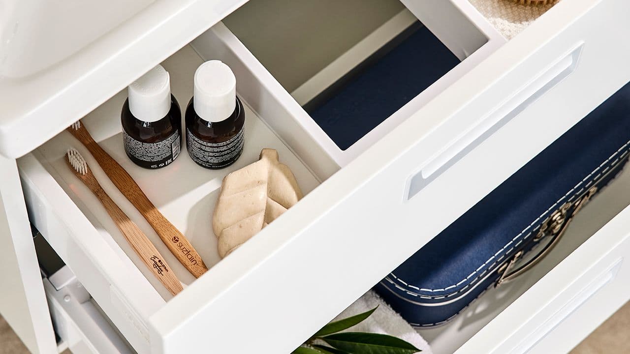 Baderomsinnredning på hytte med skuffer.