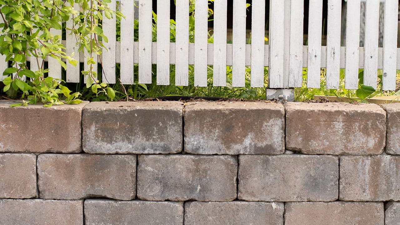 Aaltvedt Rådhus støttemur med hvitt gjerde på toppen.