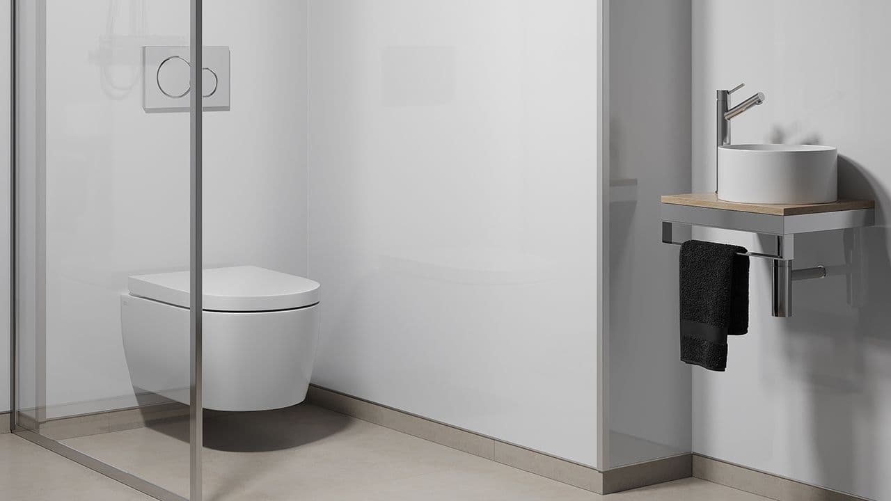 Hvitt lite hyttebad hvor hvert hjørne er utnyttet.