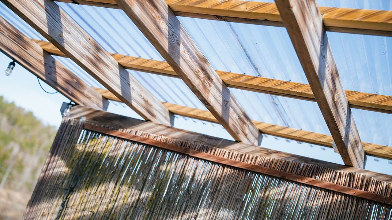 Nærbidle av tak over terrasse.