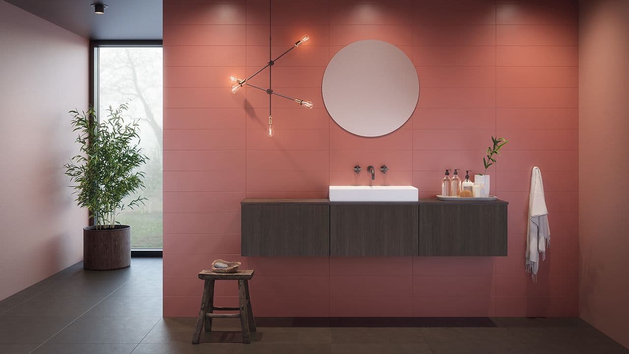 Rosa fargerikt bad med baderomsbøler i mørkt treverk.