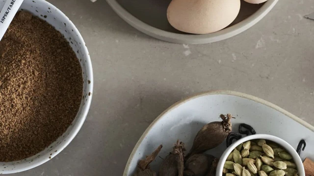 Benkeplate i kompositt med skåler på fylt med ingredienser.